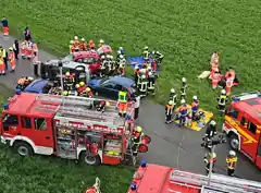Rettungskräfte ziehen an einem Strang