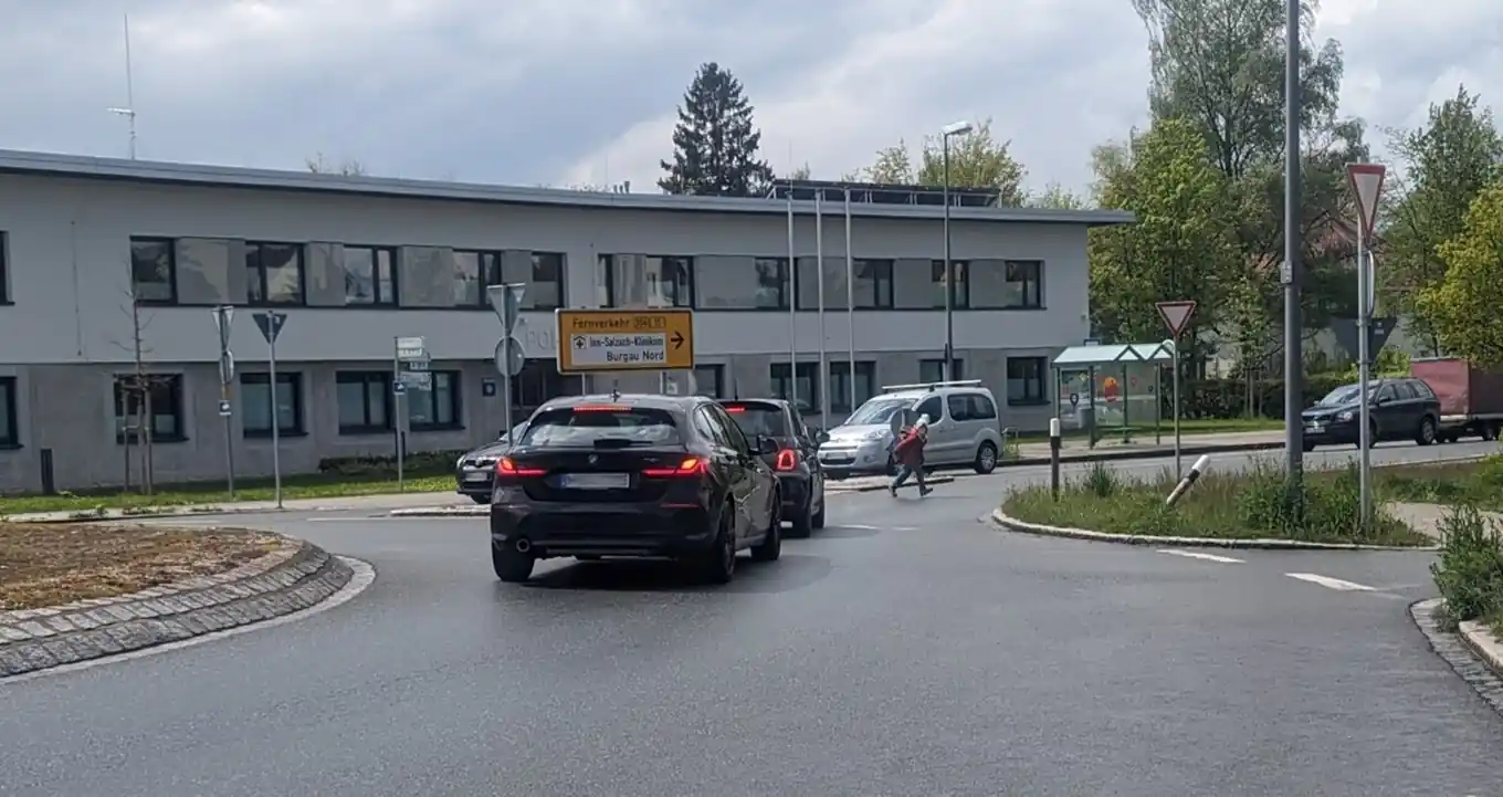 Fußgänger am Kreisverkehr – so geht’s