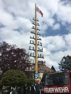 Wind und Wetter setzen dem Maibaum zu