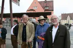 Der Festzug marschiert