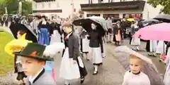 Gut beschirmt „nei ins Rotter Festzelt“