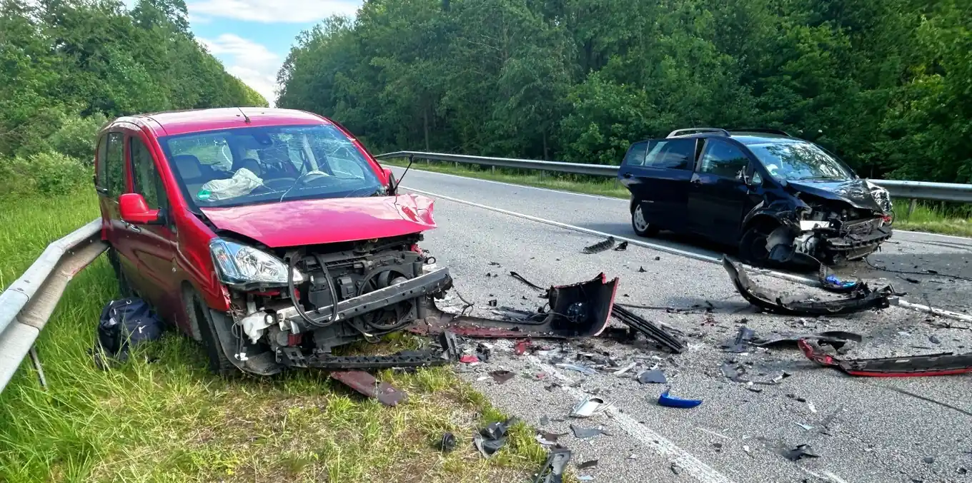 Zwei Schwerstverletzte bei Unfall auf B304
