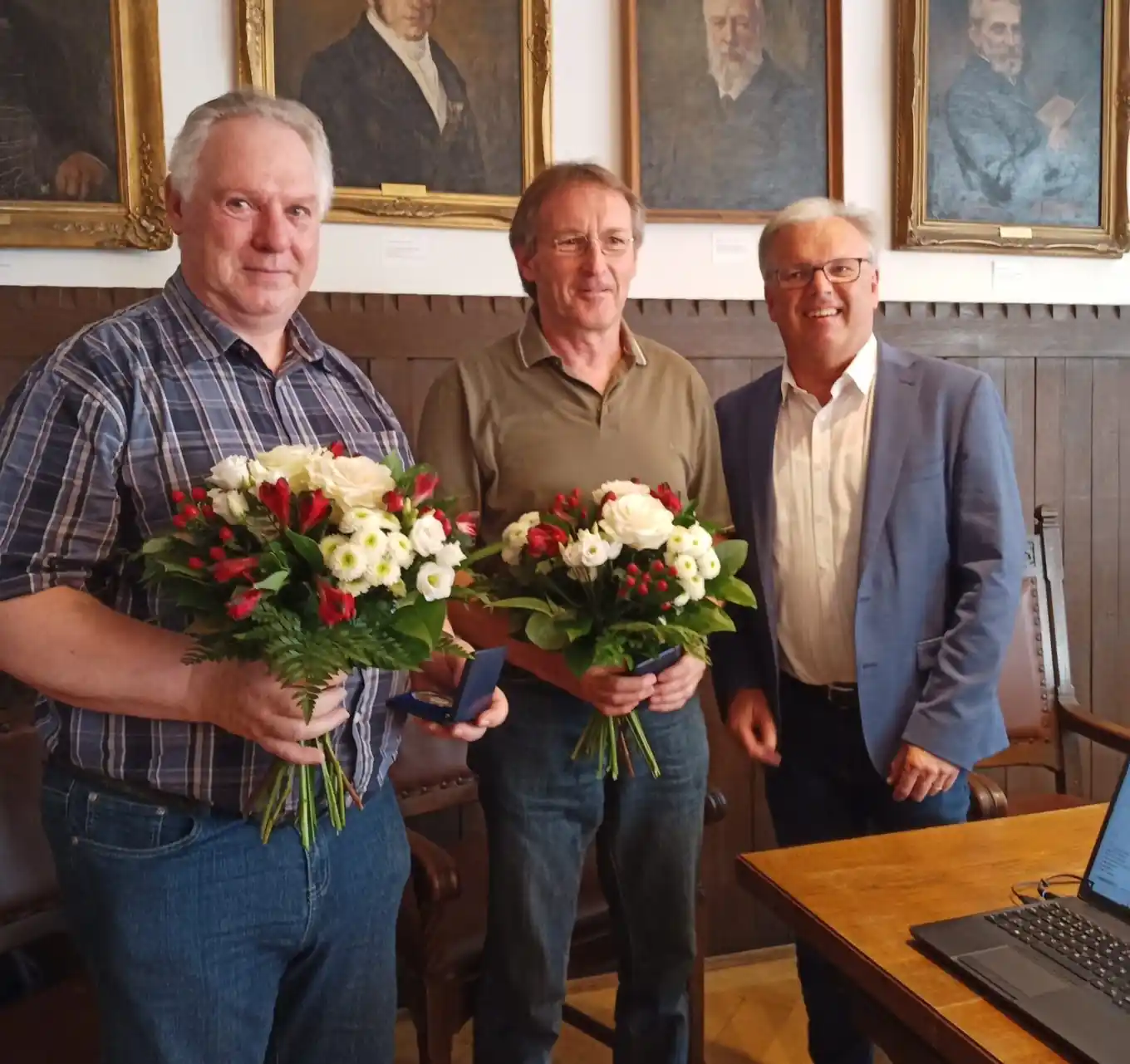 Zwei „Holzwürmer“ sagen „Servus“