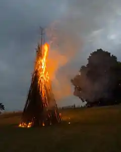 Petersfeuer am Freitag in Kirchensur
