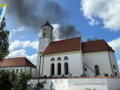 Flammen in der Ortsmitte