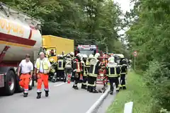 B304: Großalarm nach Lkw-Unfall