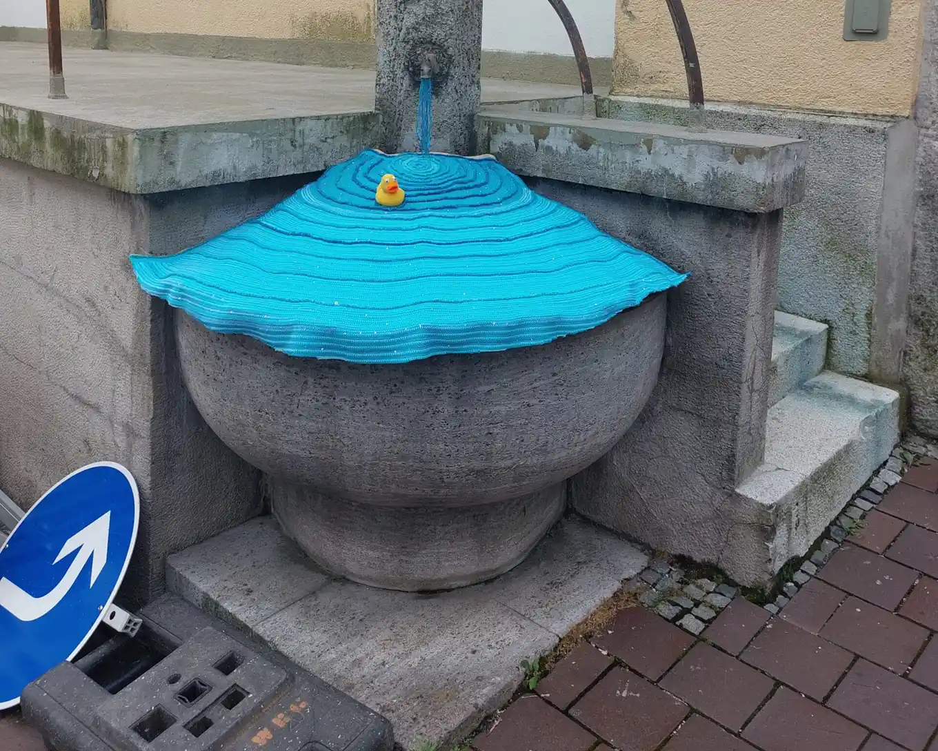 Häkelkunstwerk in der Schustergasse