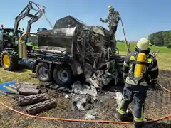 Nagelneue Ballenpresse ein Raub der Flammen