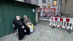Die Wächterin am Bosna-Stand