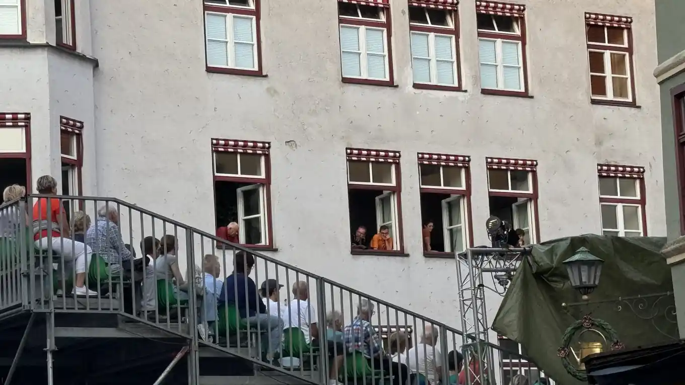 Auch die „Logen-Plätze“ sind ausverkauft
