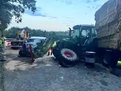 Mit Kleintransporter gegen Traktor