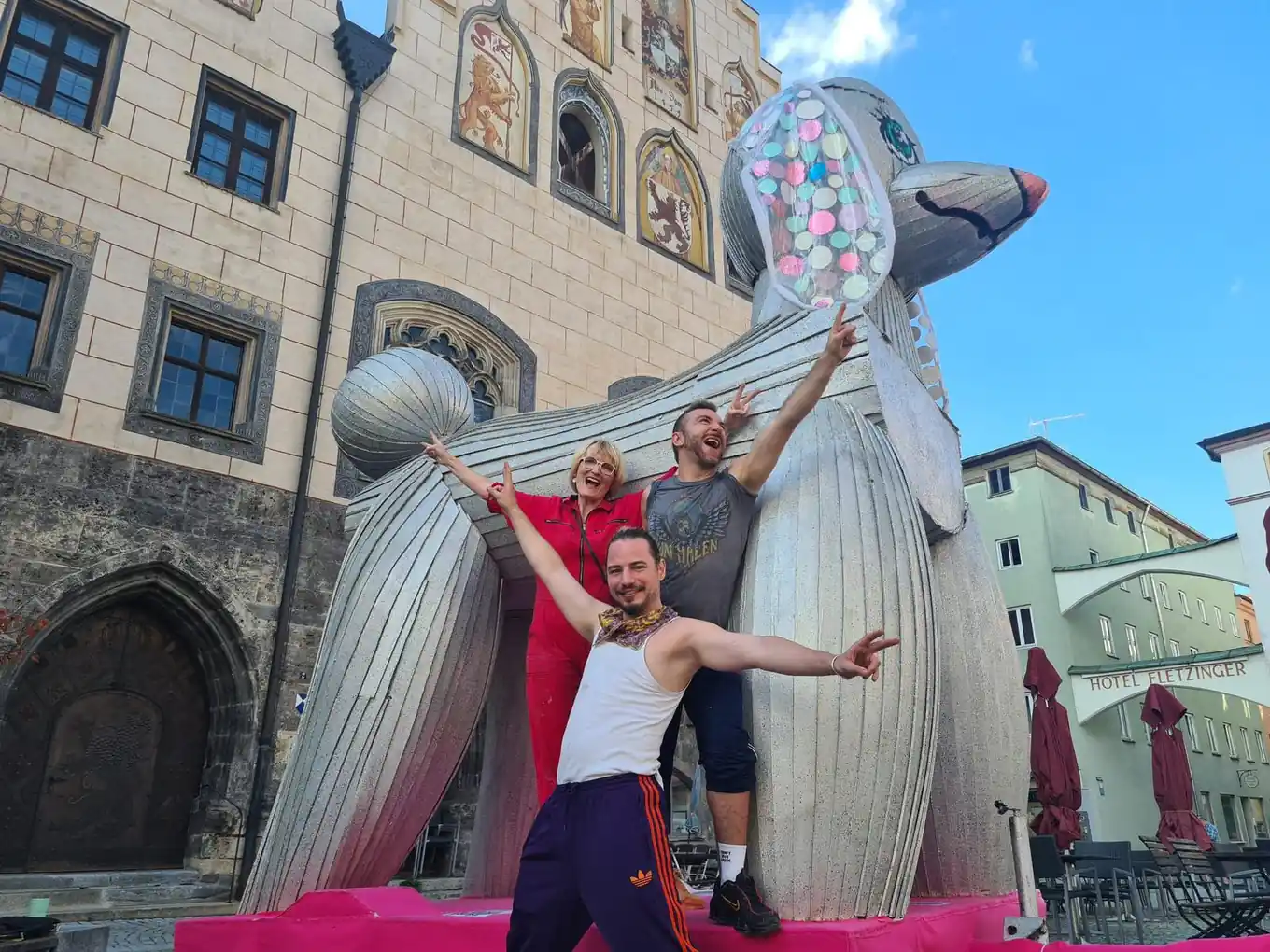 Der Pudel sagt „Servus“