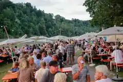 Ein wunderbarer Sommerabend am Fluss