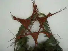 Deko-Sterne aus Weiden flechten