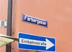 Die Farben der Straßennamenschilder