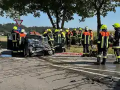 Mit Pkw frontal in Lkw: 18-Jähriger schwer verletzt