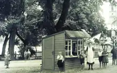 Der kleine Kiosk vor der Brücke
