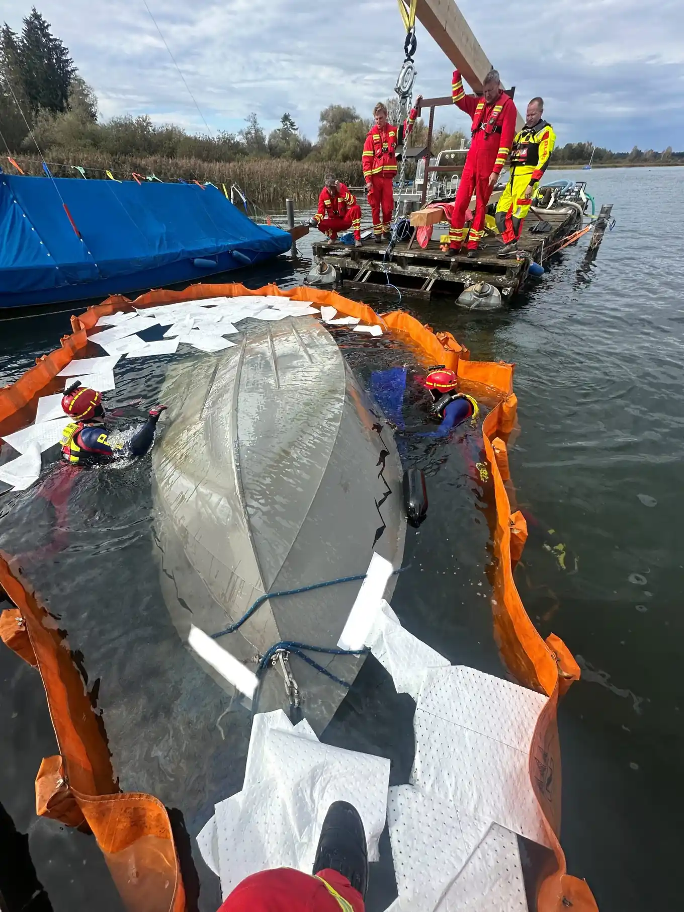 Motorboot nach Sturm gesunken