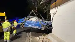 Mit Pkw eine Garagen-Wand durchbrochen