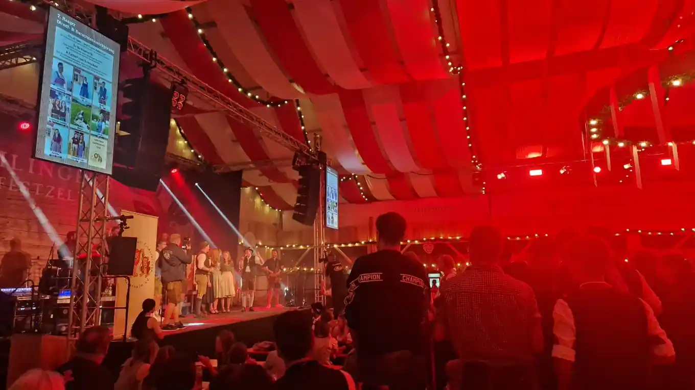 Schon mal einen Bagger im Festzelt gesehen?