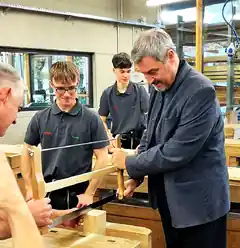 Dr. Söder an der Werkbank