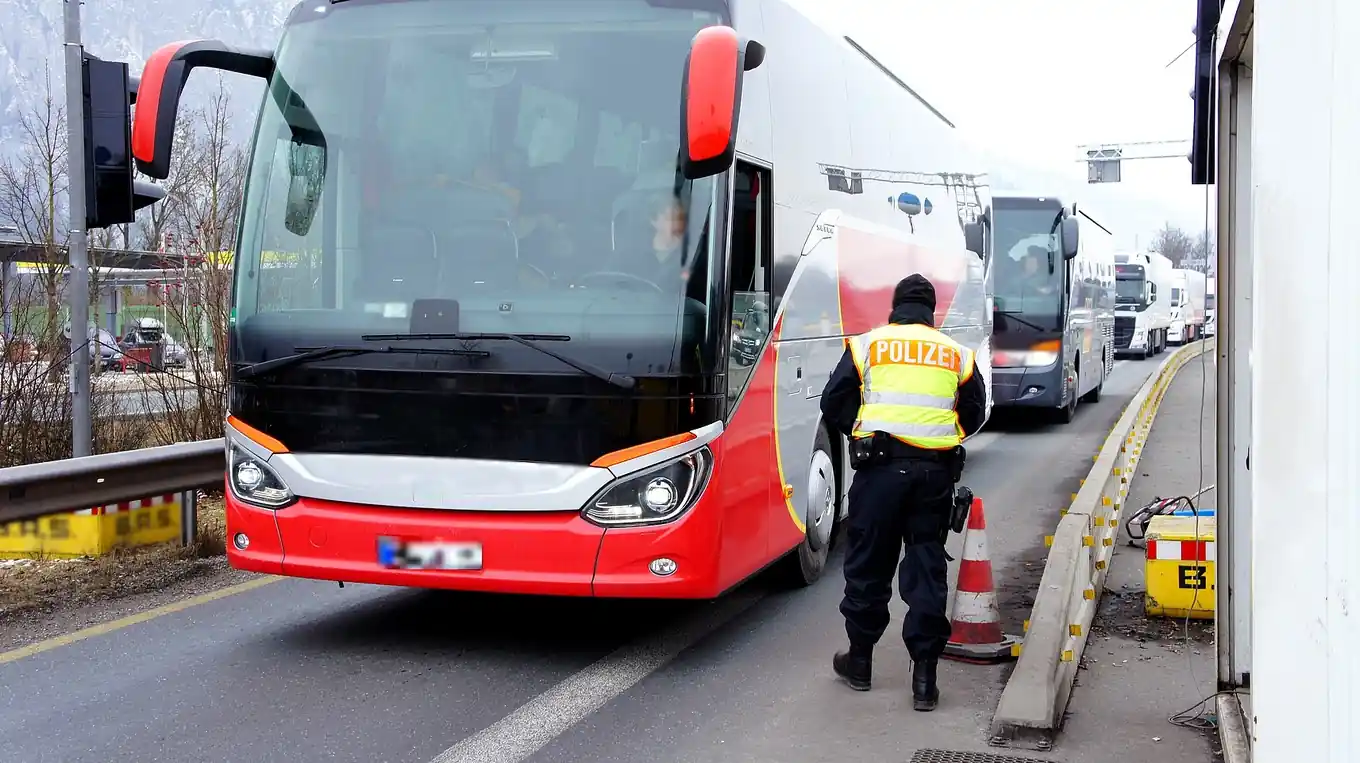 Der Dealer neben dir im Reisebus