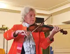 Eine Märchen-Erzählerin mit Geigenspiel