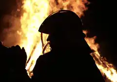 Fünf Meter hohe Flammen: War es Brandstiftung?