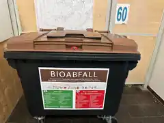 Bioabfall-Container kommen an Wertstoffinseln