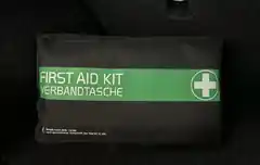 Verbandkasten auf Haltbarkeit kontrollieren