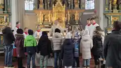 Viele Gläubige am Tisch des Herrn