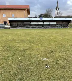 Gefährliche Scherben auf dem Fußballplatz