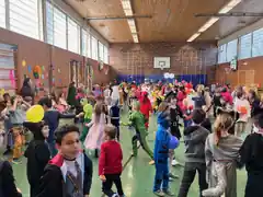 Fröhliche Polonaise durch die Schule