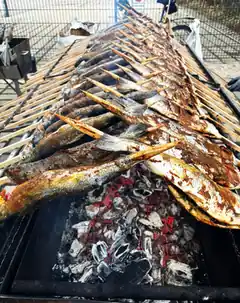 Traditionell: Der Steckerlfisch-Straßenverkauf