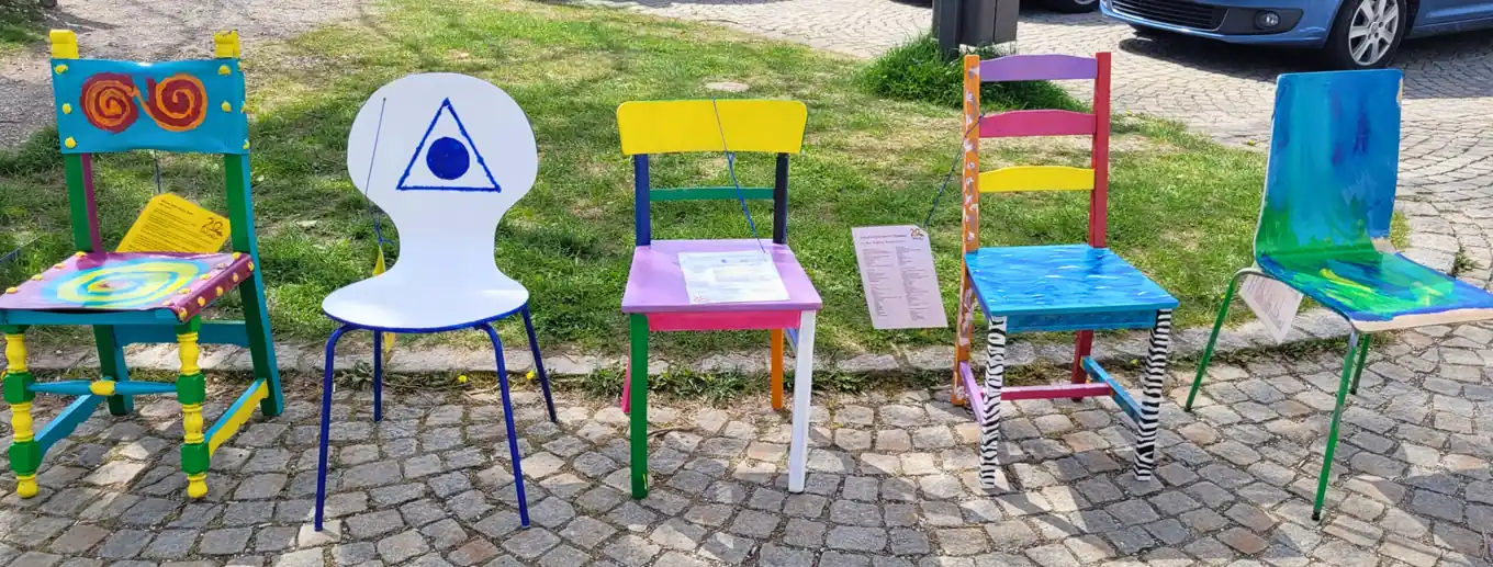 Bunte Stühle für mehr Sichtbarkeit