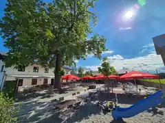 Noch einmal ideales Biergartenwetter genießen