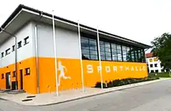 Sporthalle wird grundgereinigt