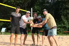 15 Teams auf Sand im Wettstreit