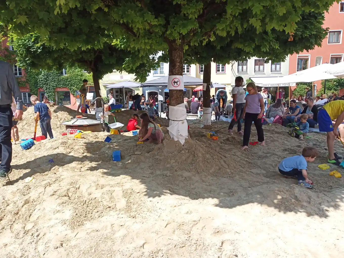 Kleine Schatzsucher am Hofstattstrand