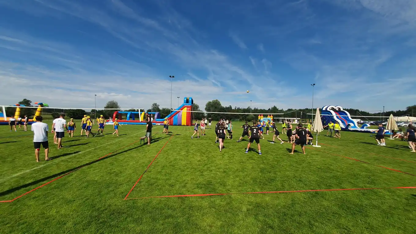 Edling: Volleyball und Rutschenpark