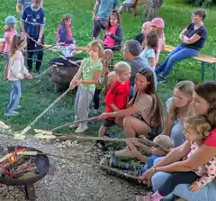 Am Lagerfeuer alle beinand