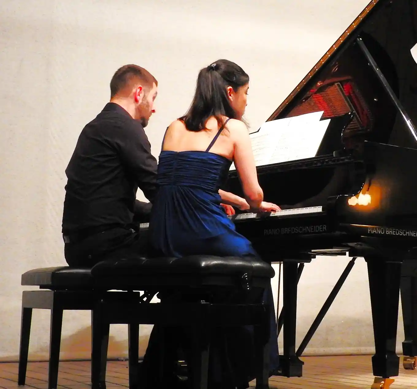 Vier Hände für ein Klavier