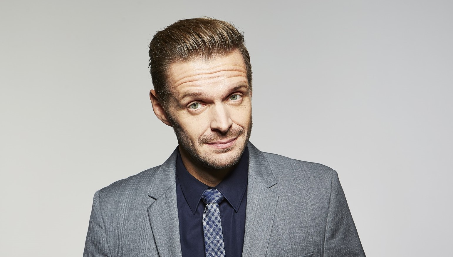 florian-schr-der-auf-der-blauen-couch-wasserburger-stimme-die