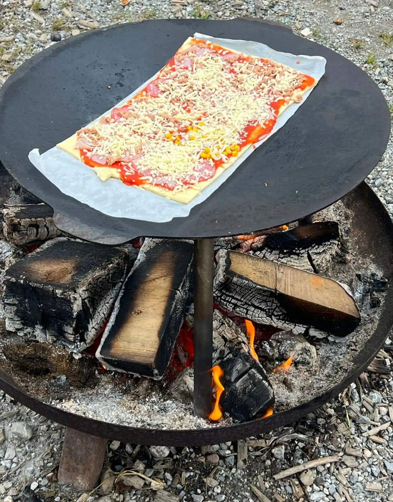 Pizza und warmer Feuerschein