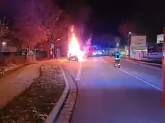 Kleinwagen lichterloh in Flammen