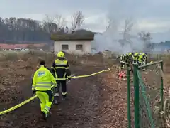 Kinder warfen Böller: Keller fing sofort Feuer