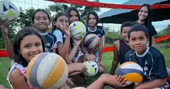Kinder in Calle Fría lieben Volleyball