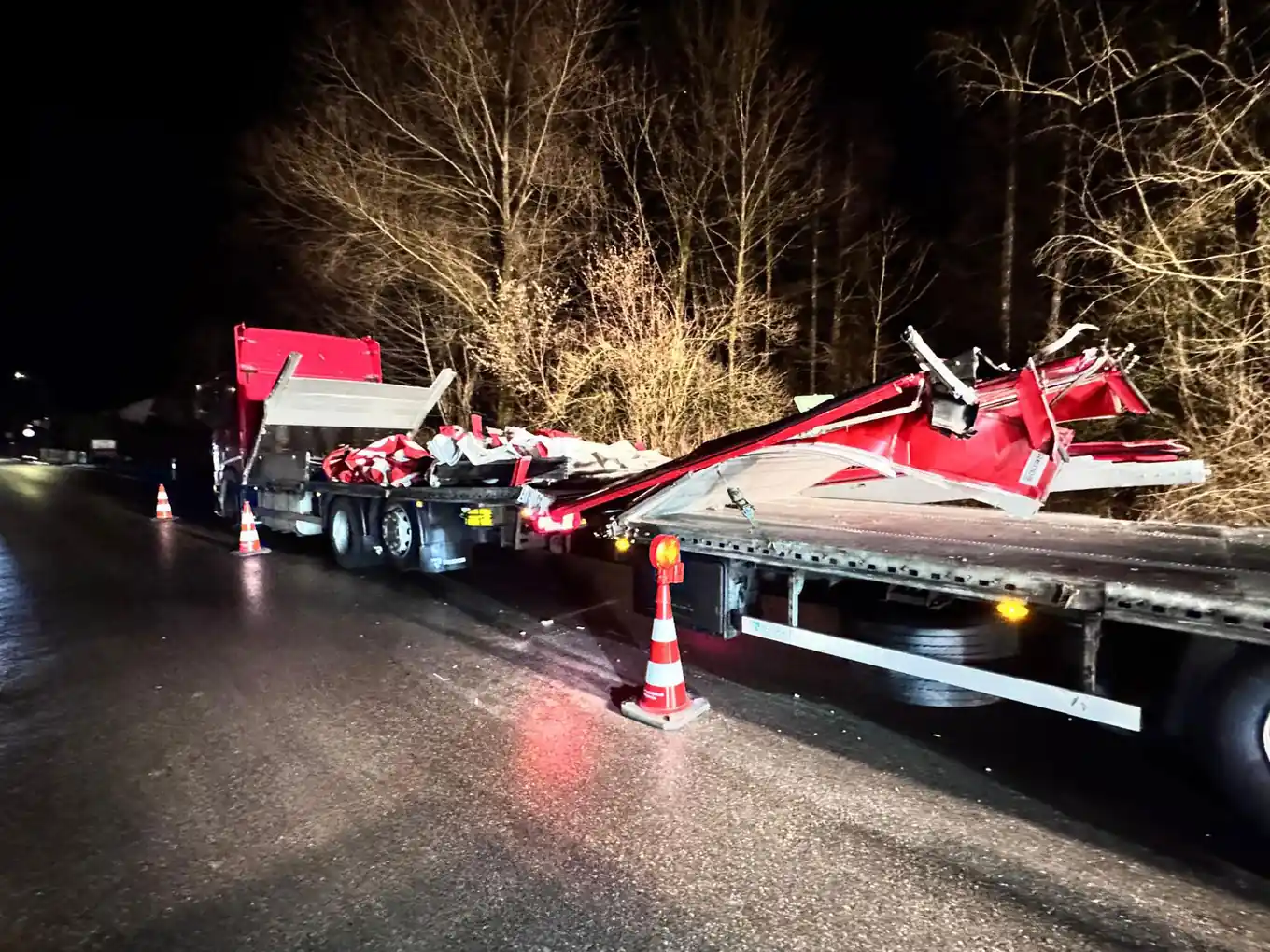 Lkw blieb in Bahnunterführung hängen