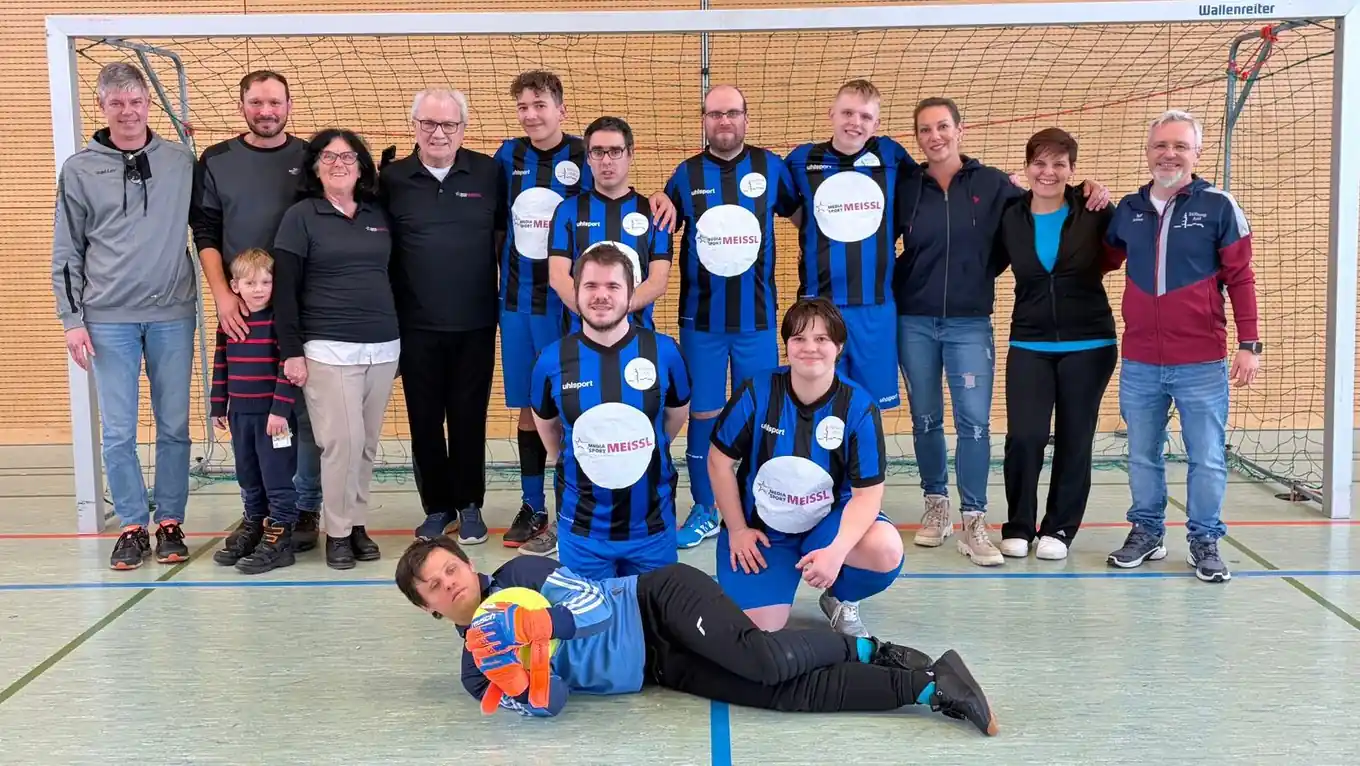 Neue Trikots für die Attler Fußballer