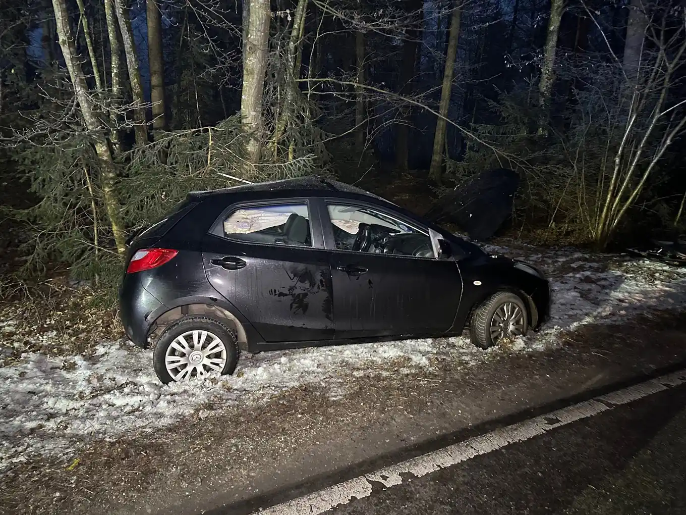 Mit Pkw gegen Baum